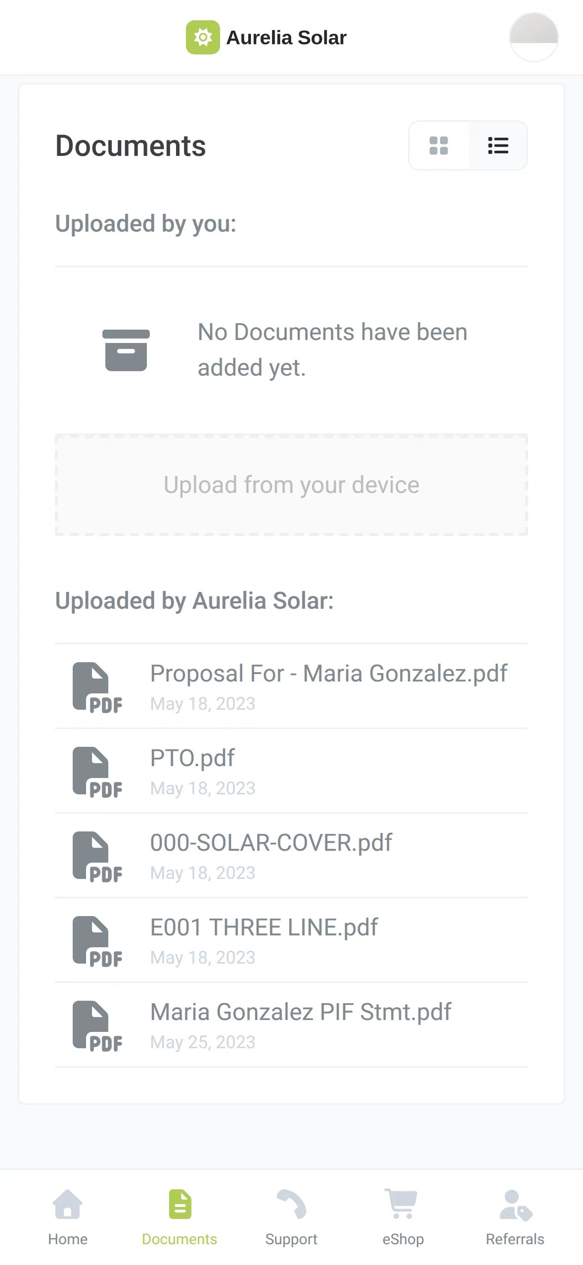 L’onglet Documents de l’app Aurelia Solar sur un téléphone, avec une proposition, la lettre d’autorisation de raccordement, la page de garde solaire, le schéma trifilaire et l’attestation de paiement intégral